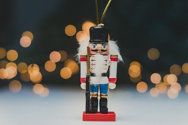 Nutcracker Toy Figurine Christmas  - Ylanite / Pixabay