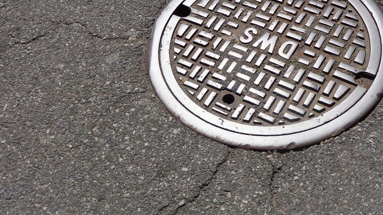 manhole city street sewer sewage 1200923