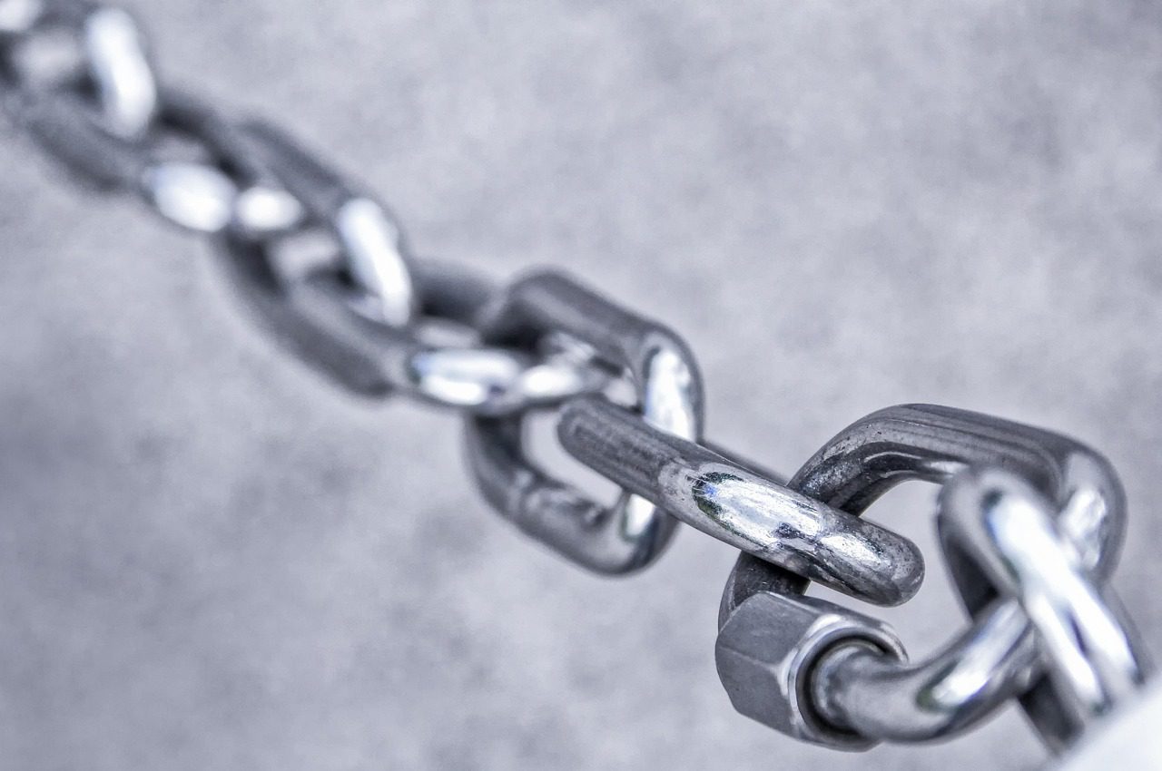 close up of metal chain link,presumbly some kind of greey steel